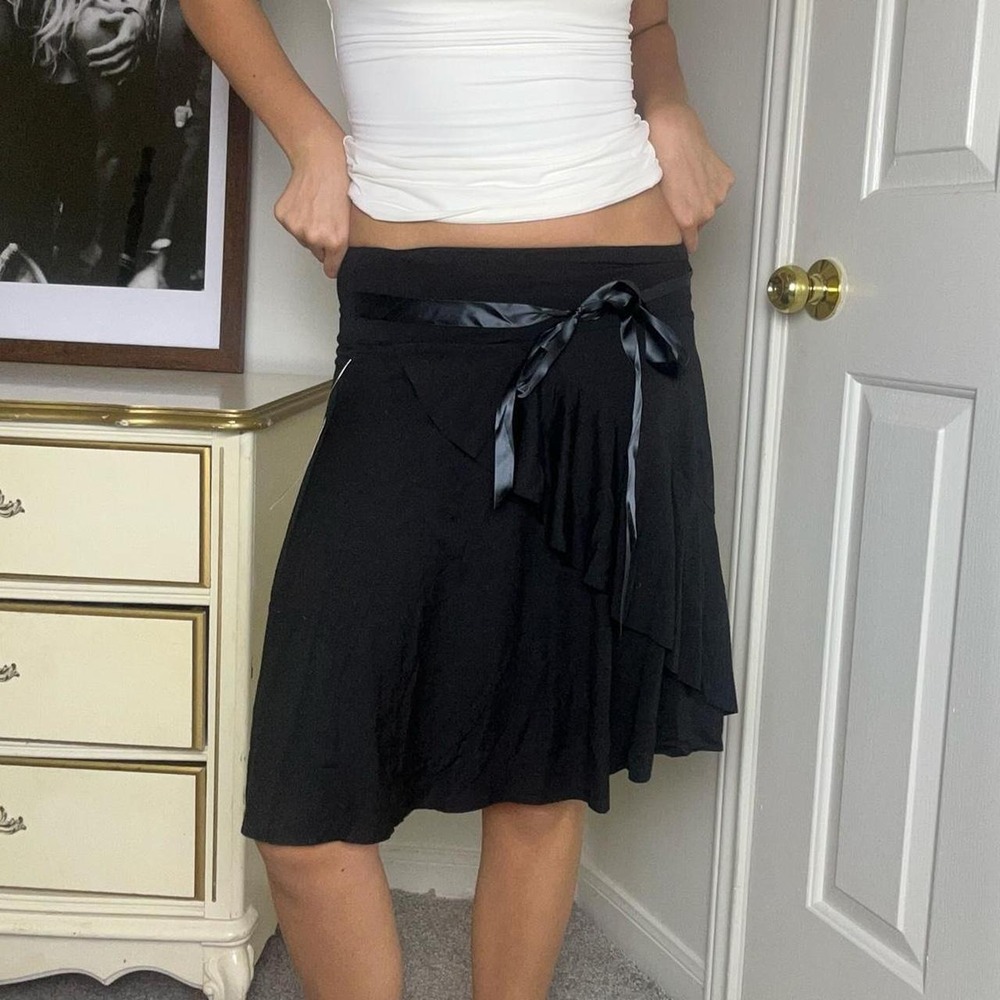 vintage 00s chic low rise black hem midi skirt with ribbon